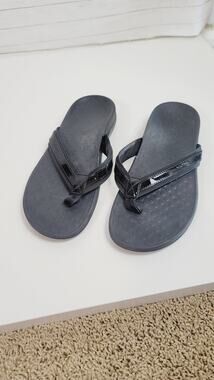 VIONIC TIDE THONG SANDALS IN BLACK, SZ 10